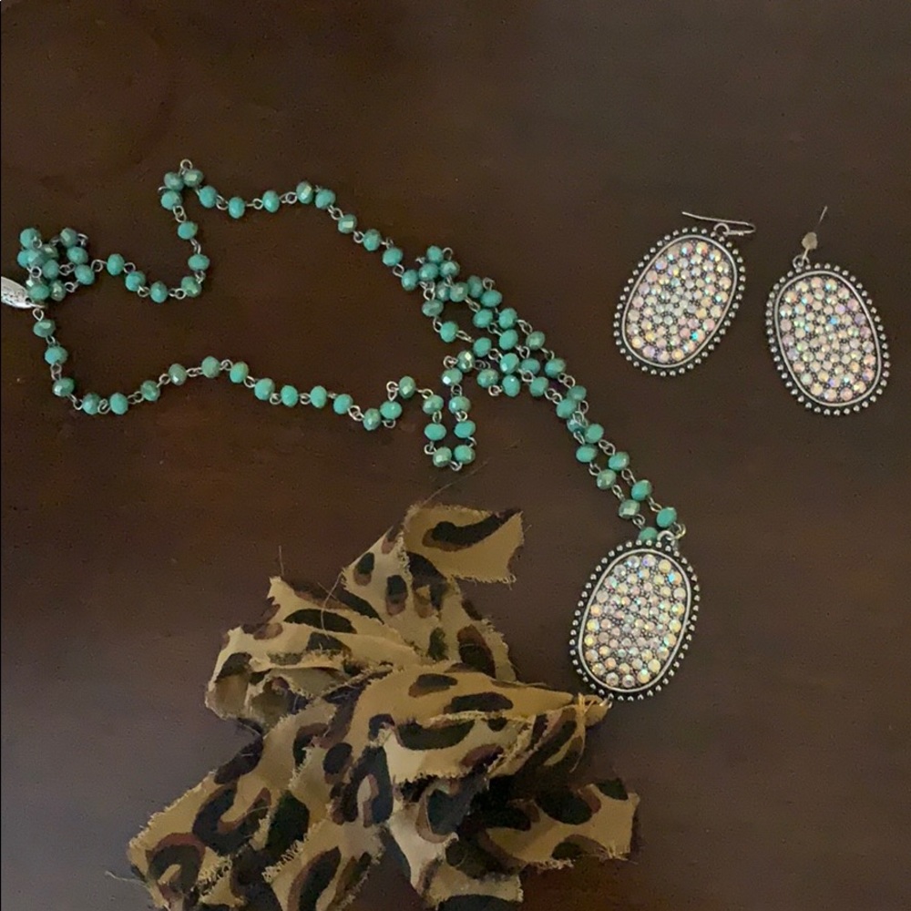 NWOT Plunder earring and necklace set